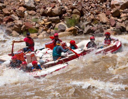 raft running cataract canyon whitewater